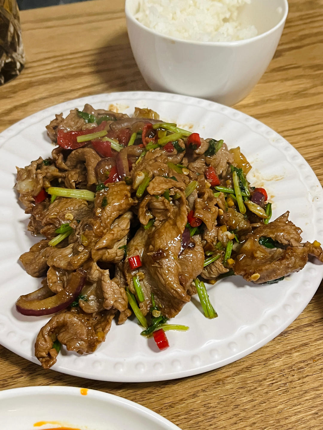 香菜炒牛肉，香辣下饭，爱吃香菜的朋友看过来，拌饭绝了