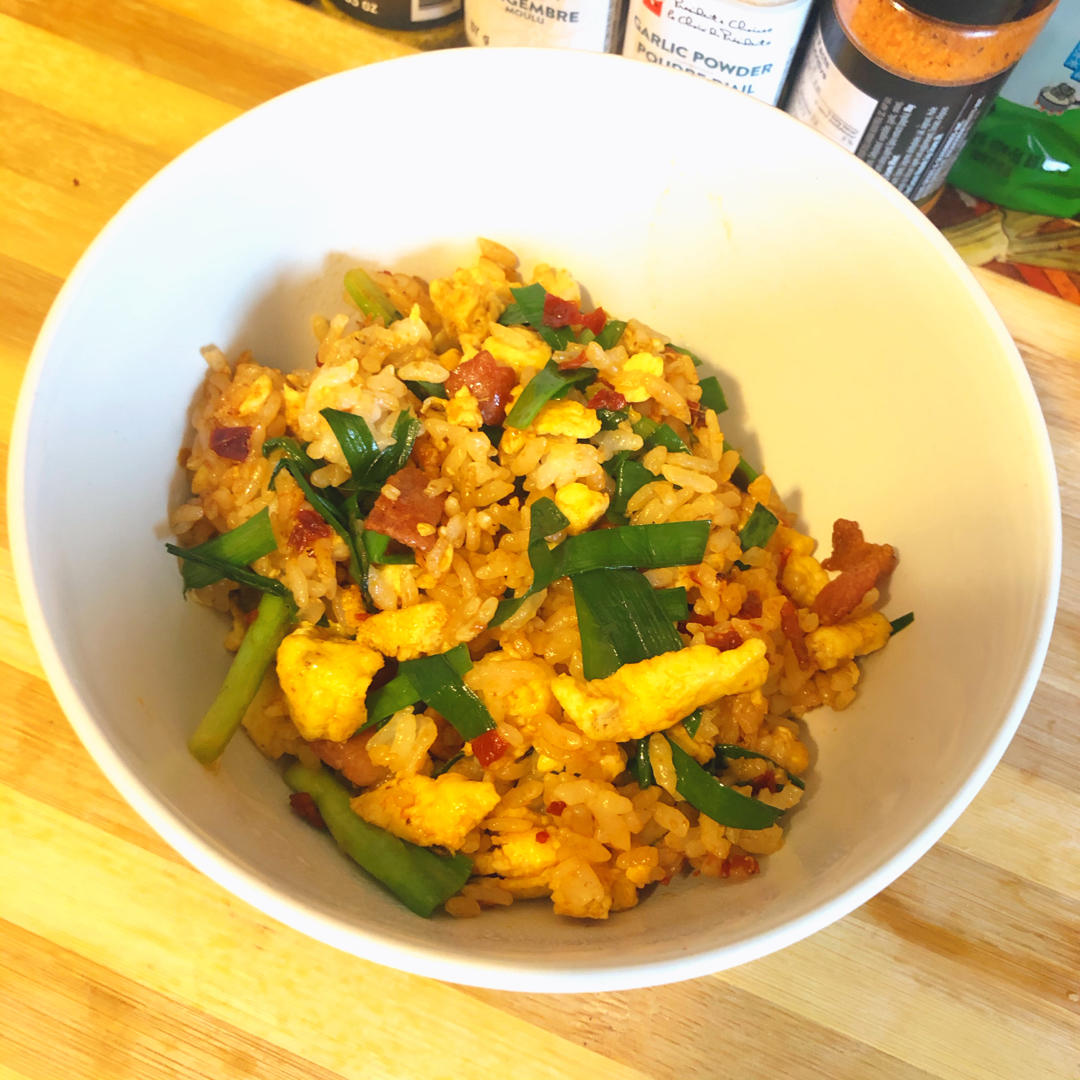 韭菜鸡蛋香肠炒饭