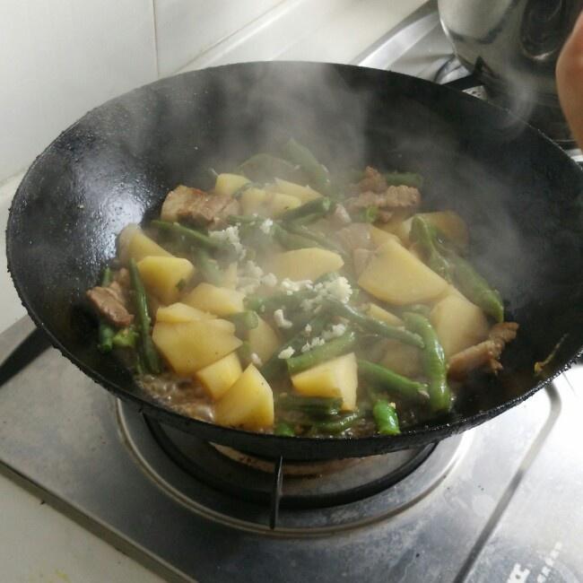 五花肉土豆炖芸豆的做法 步骤5