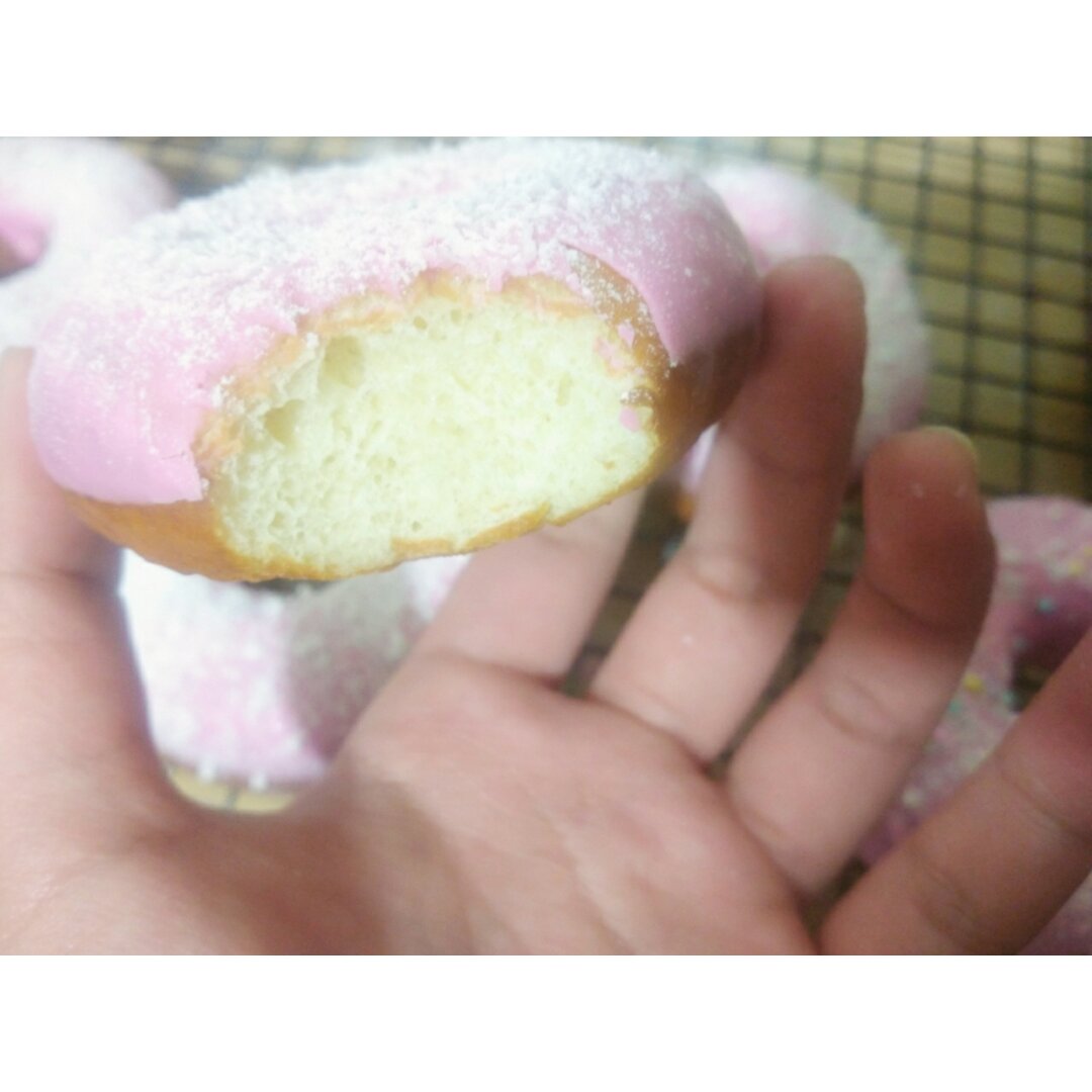 草莓甜甜圈