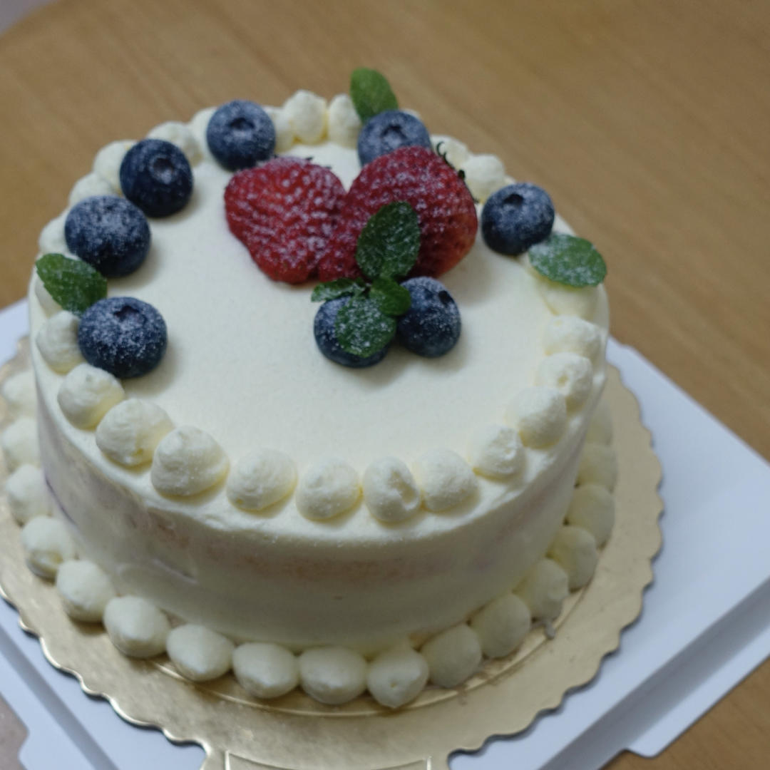 圆圆圆脸宋甜甜做的草莓奶油蛋糕