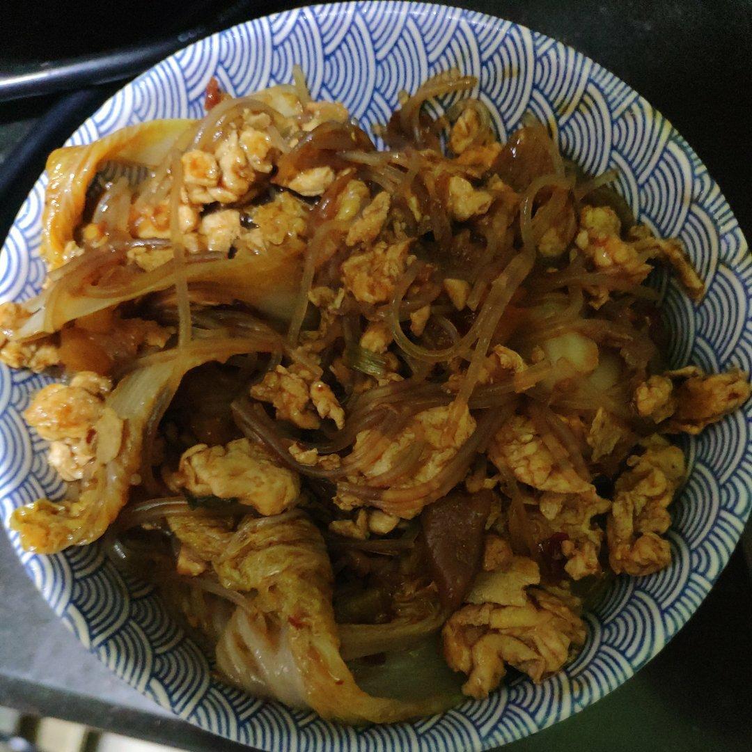看似普通却超级下饭的圆白菜炒粉丝