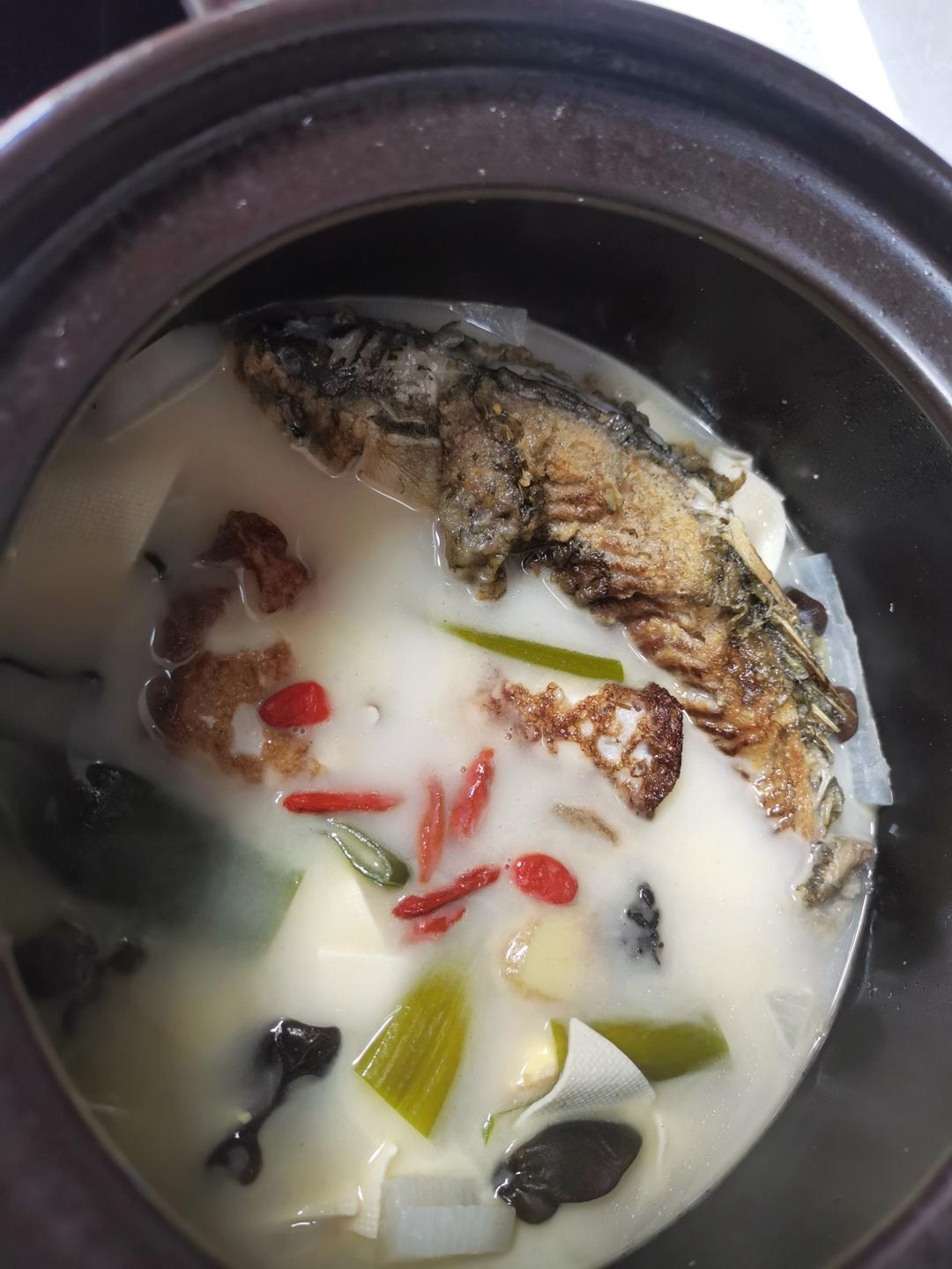 这样做的鲫鱼汤超好喝，奶白奶白的