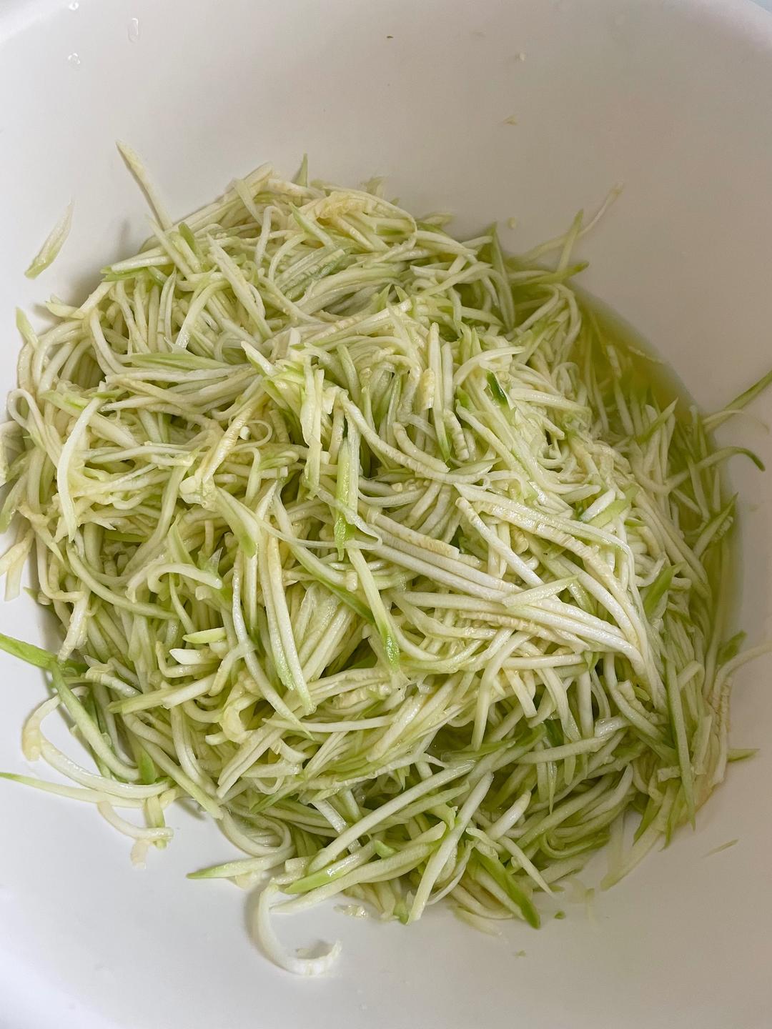 西葫芦鸡蛋水饺皮蒸包的做法 步骤1