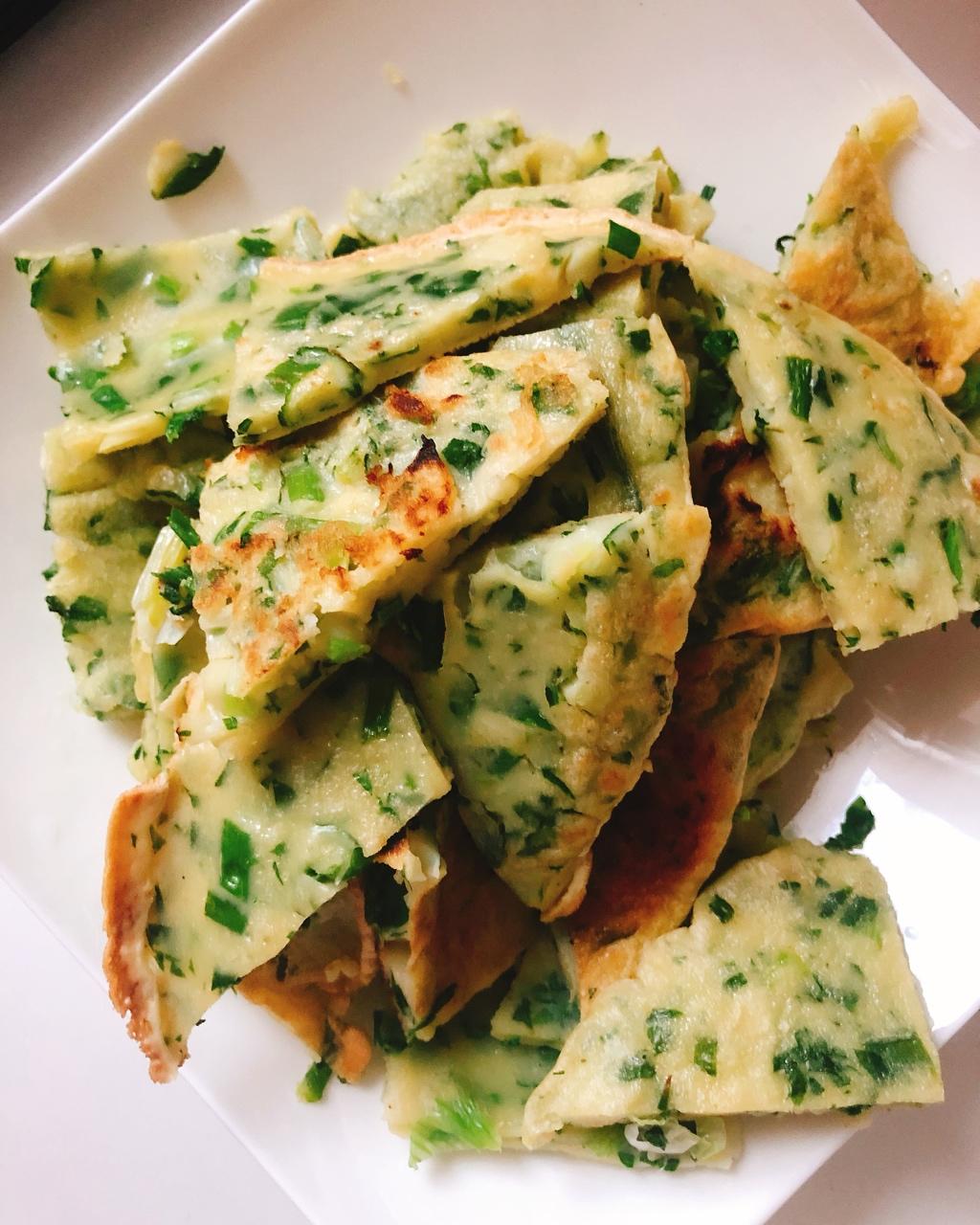 骄阳小鱼做的芹菜叶蛋饼