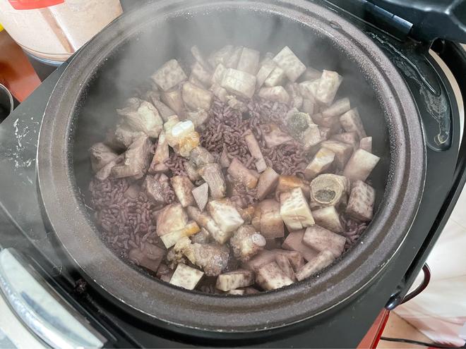 芋头排骨焖饭的做法