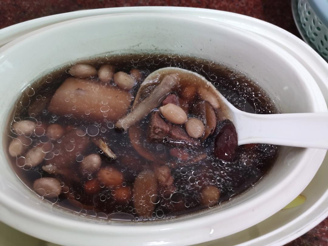 乌发补肾养血 ❝黑豆花生汤❞