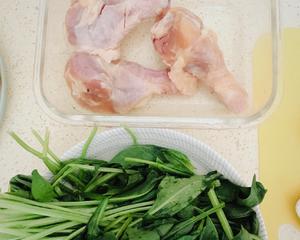 营养减脂第一天晚餐油煮鸡肉蘑菇菠菜的做法 步骤1