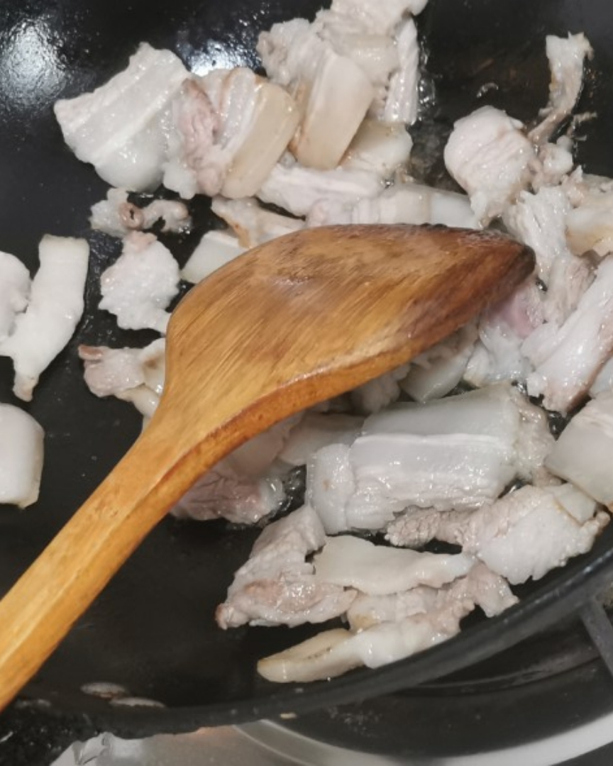 “椒盐五花肉” 一口炒锅就能吃到烧烤的做法 步骤2