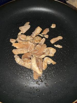 豆干鸡胸炒蒜苔的做法 步骤2