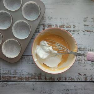 酸奶戚风纸杯蛋糕的做法 步骤7