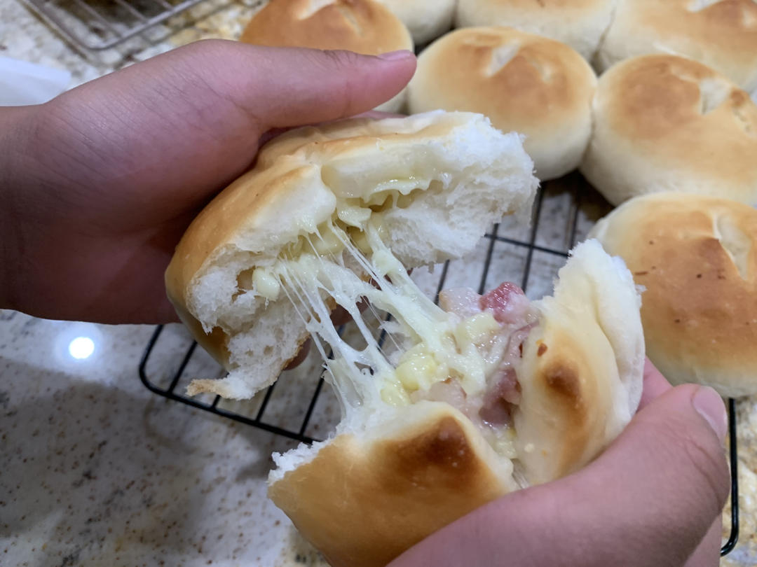 (超好吃的咸口面包）爆浆培根芝士面包