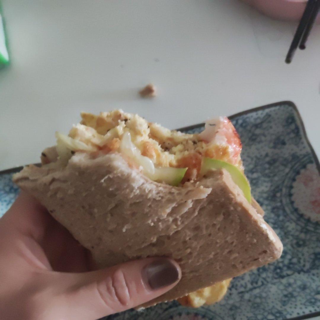 虾仁滑蛋三明治