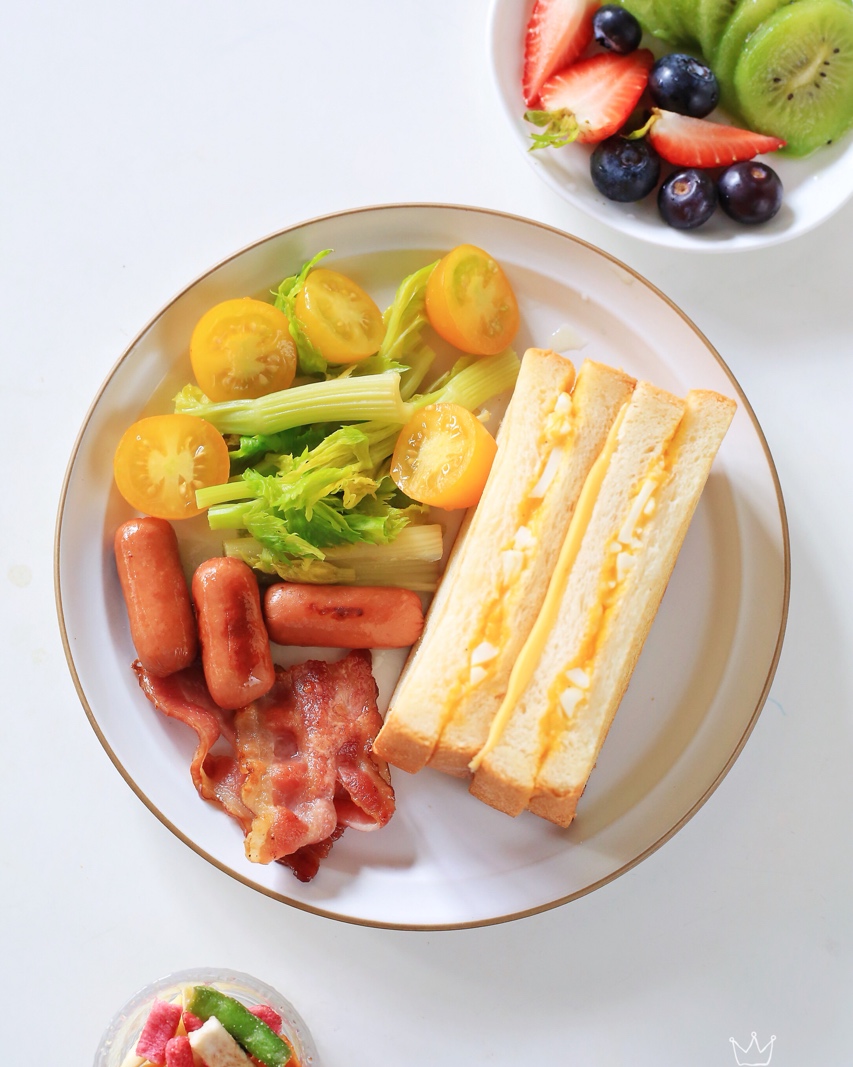 三分钟早餐 | 鸡蛋三明治、烤培根香肠、水煮芹菜、水果、牛奶谷物麦脆片