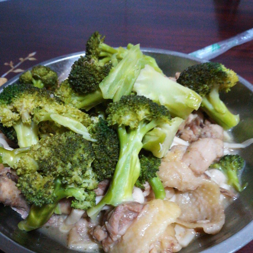 西兰花香菇炒鸡肉