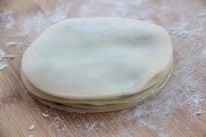 剩余饺子皮的妙用——香葱千层饼的做法 步骤4