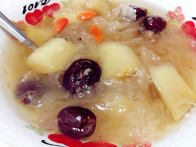 牙儿ya做的苹果银耳红枣汤