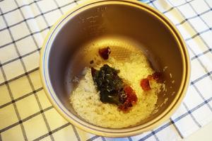 一碗柔滑香浓的粤式海鲜粥的做法 步骤4