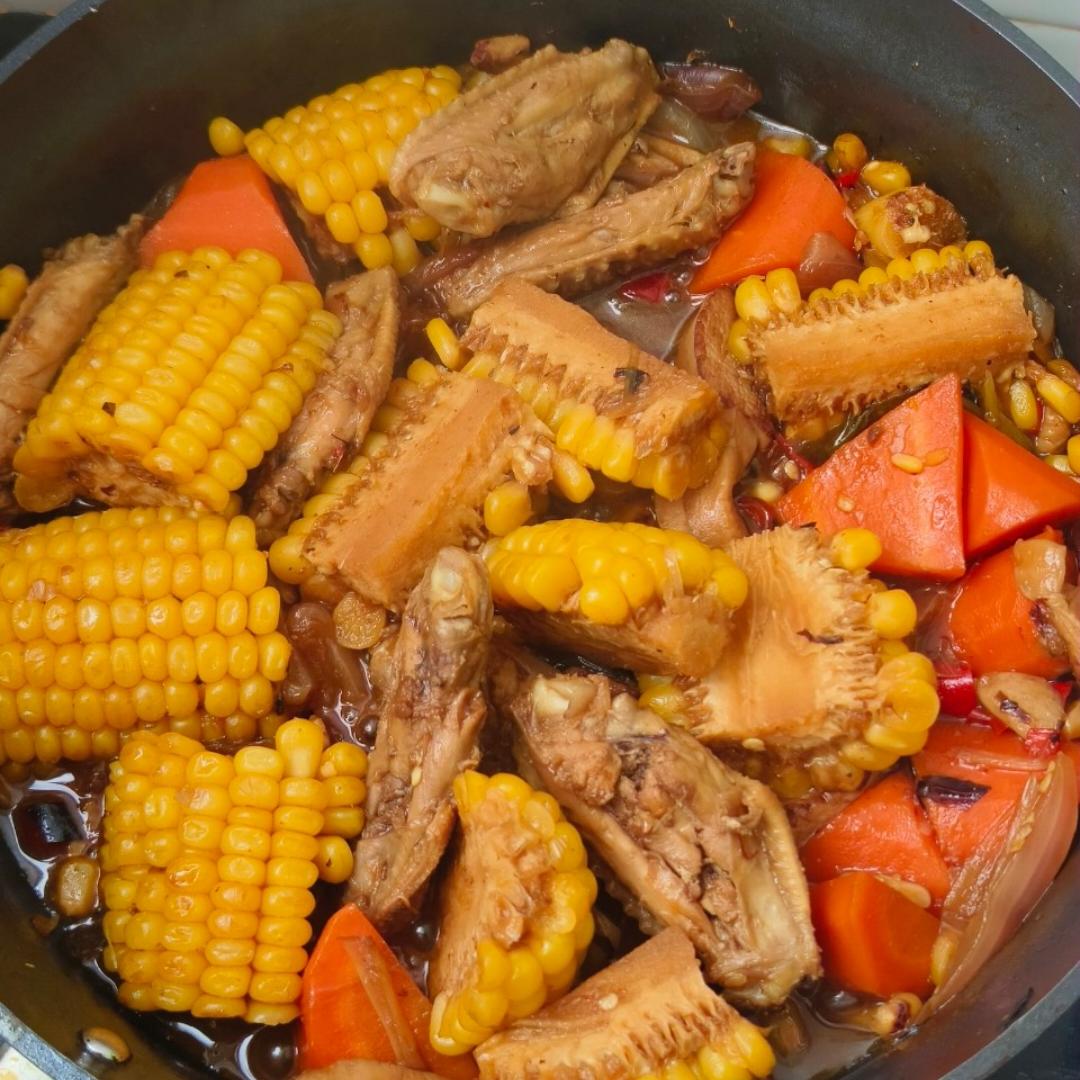 巨下饭的鲜虾鸡翅玉米煲