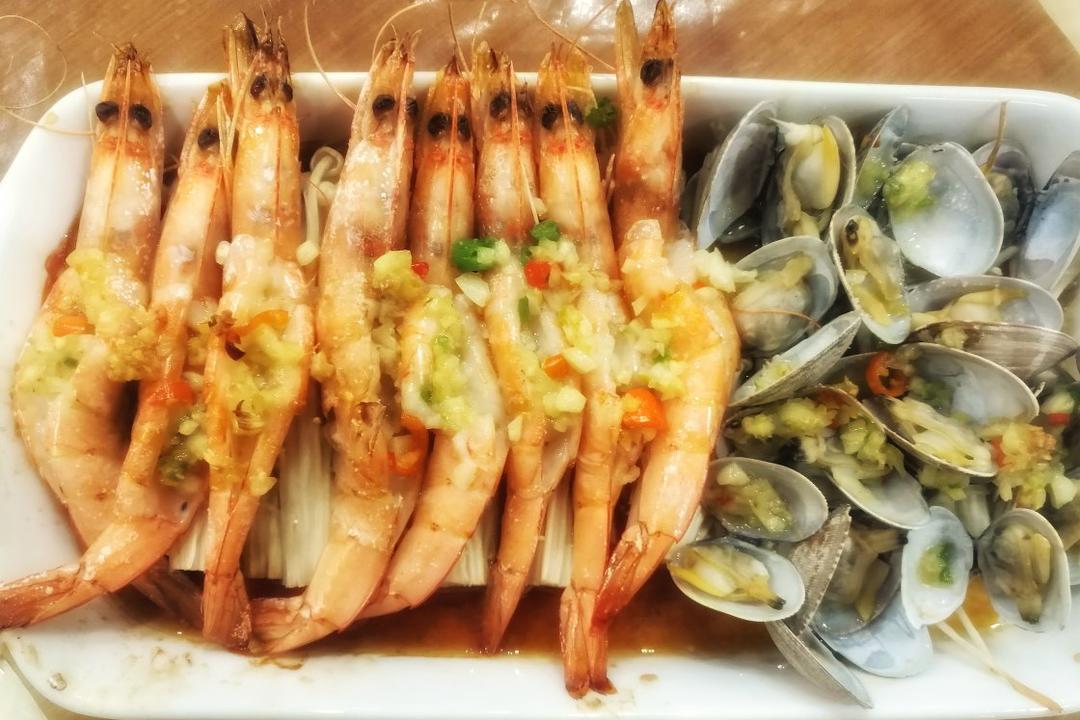 蒜蓉金针菇烤花蛤虾