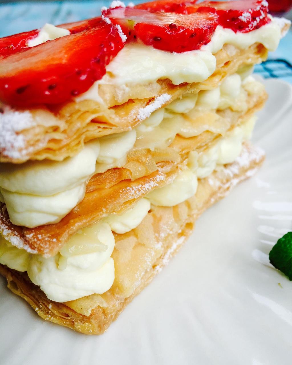 溺水的鱼鱼ss做的草莓拿破仑酥