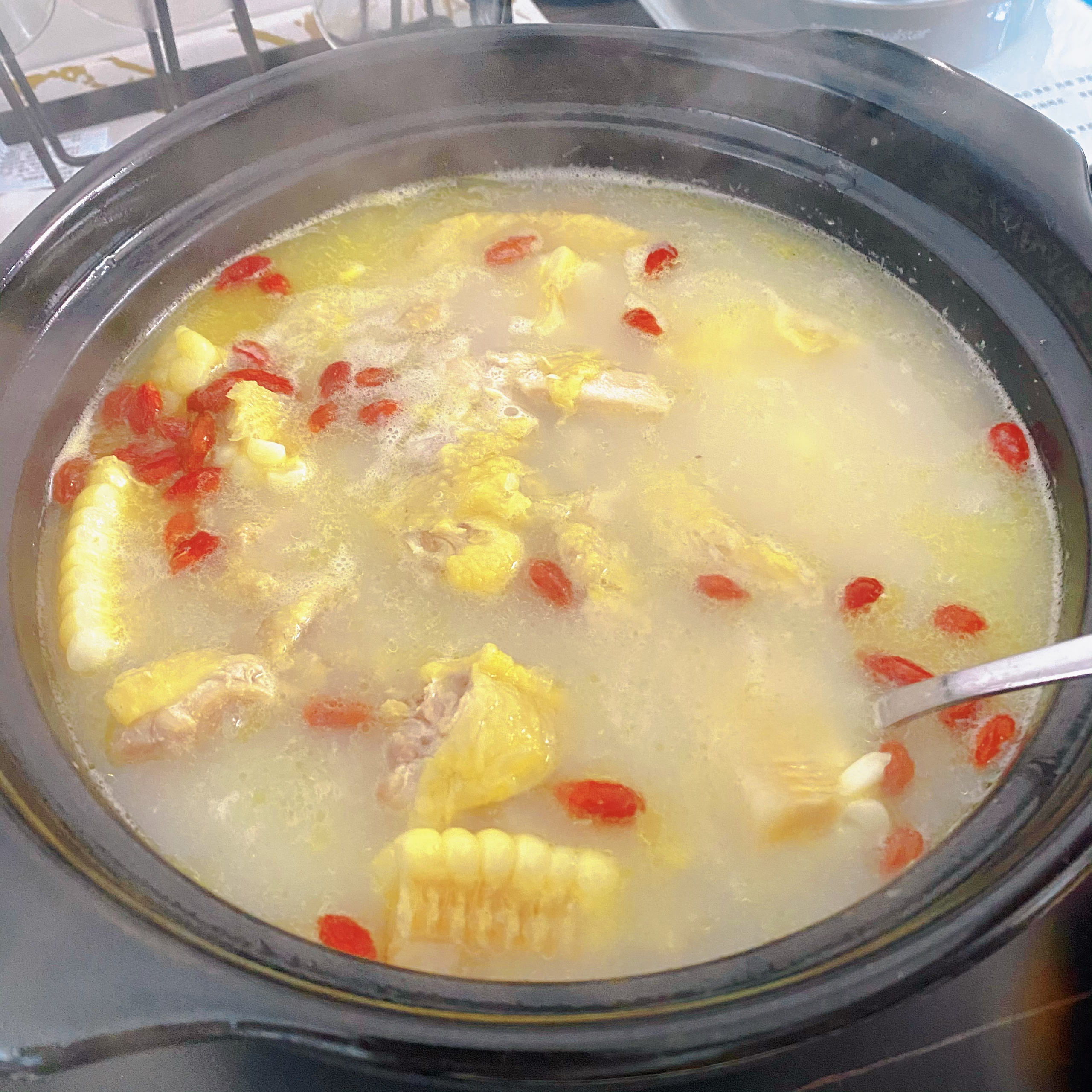 土鸡玉米枸杞汤的做法
