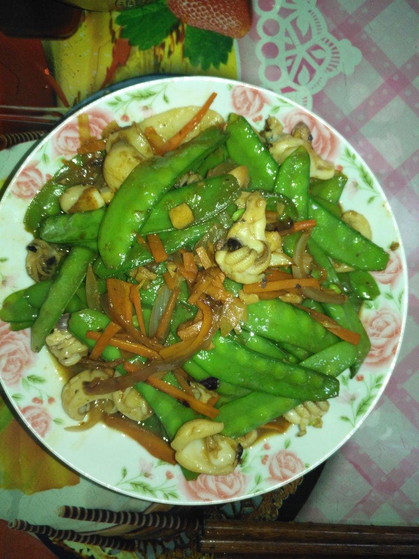 鲜墨鱼炒荷兰豆