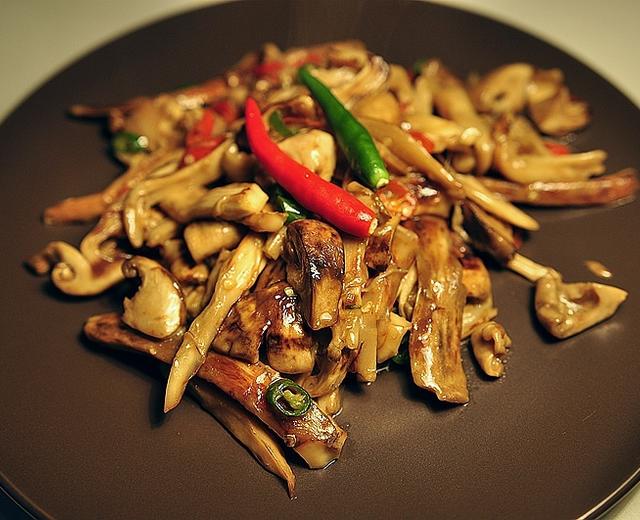 小米辣炝炒鲜松茸的做法