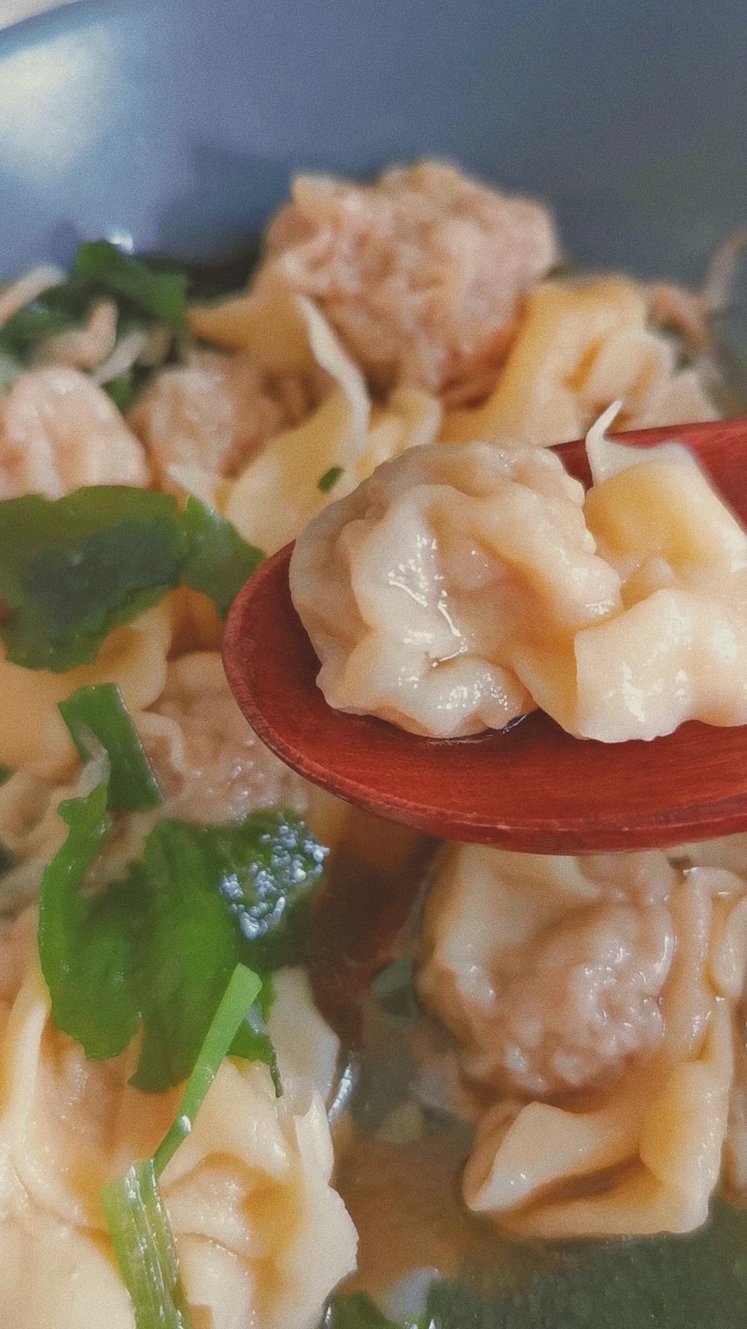 薄如蝉翼的手擀馄饨皮