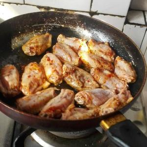 平底锅版烤鸡翅的做法 步骤3
