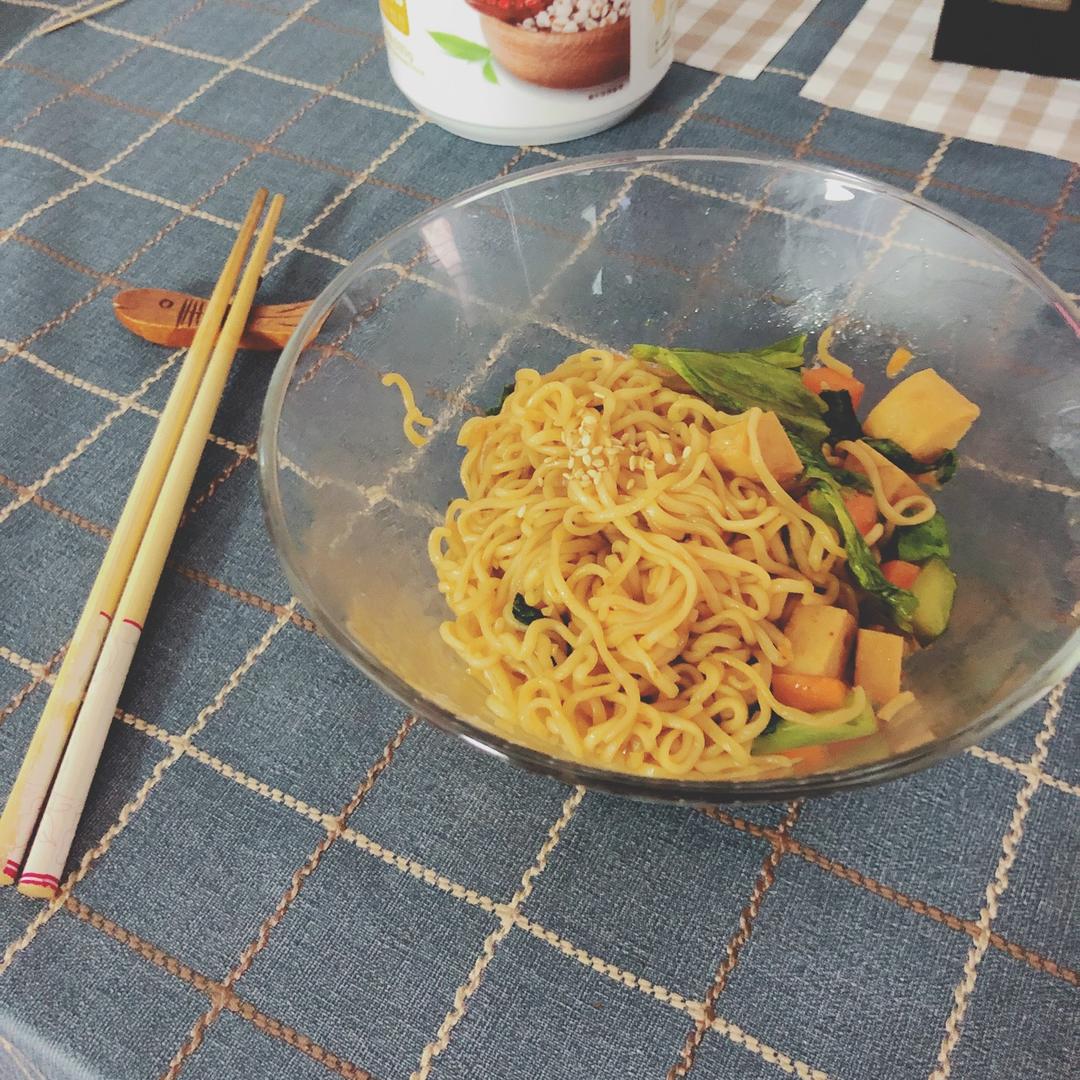 路边摊风味炒方便面