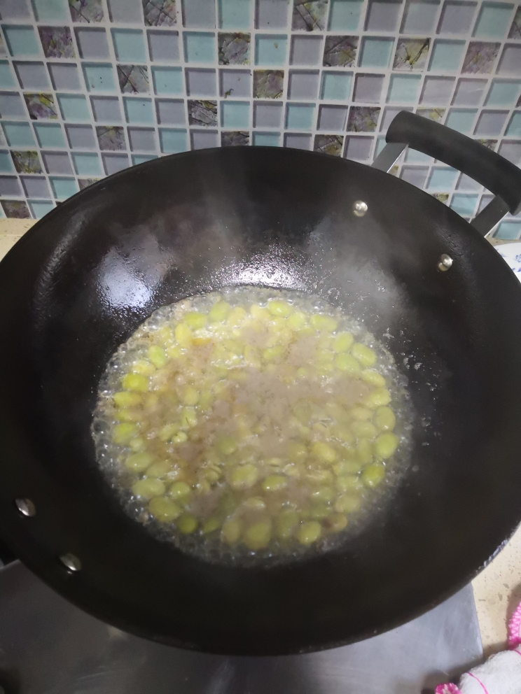 咸蛋黄蚕豆的做法 步骤2
