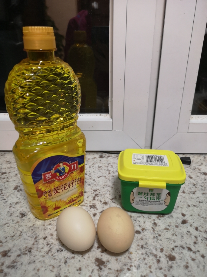 大饼绝配—黄豆酱炒鸡蛋的做法 步骤1
