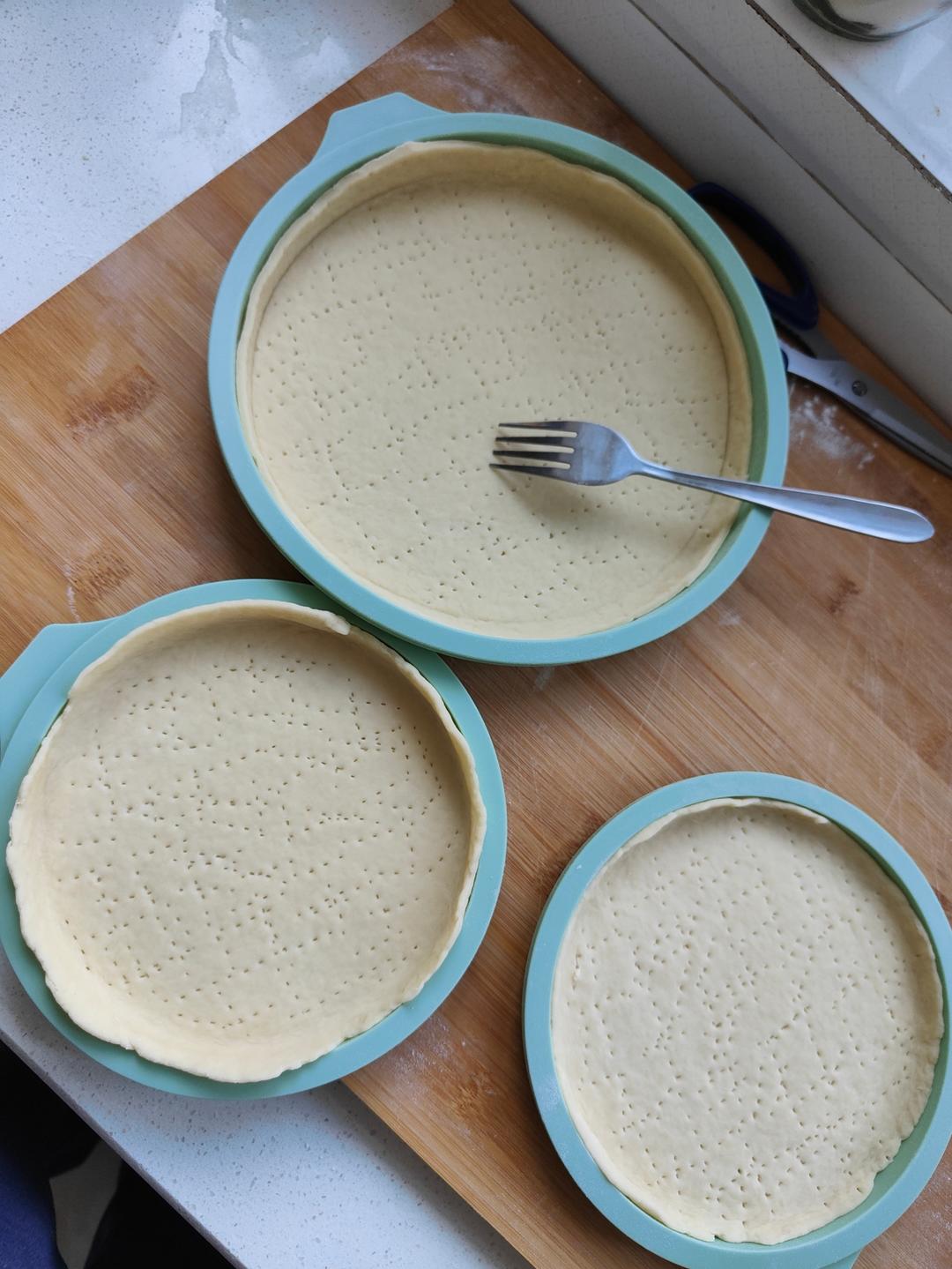 自制披萨饼皮~~比买的好吃百倍的披萨饼皮，外酥内软奶香味儿浓郁，直接吃都超级美味