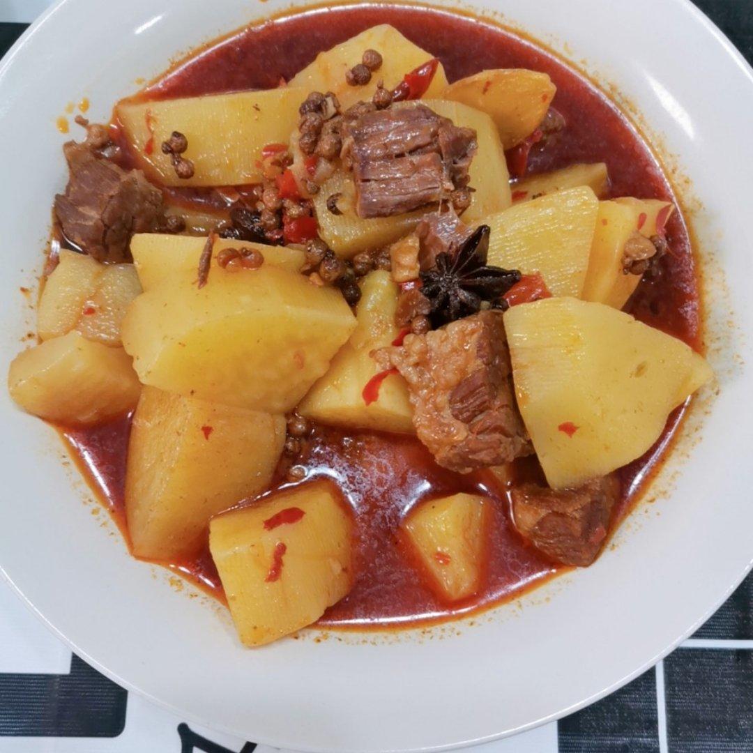 焖烧萝卜牛腩，软烂鲜香，好吃又下饭