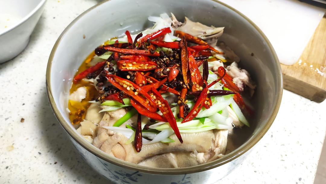 椒麻鸡（最正宗新疆做法，附赠鸡肉鲜香鸡皮Q弹的秘密）