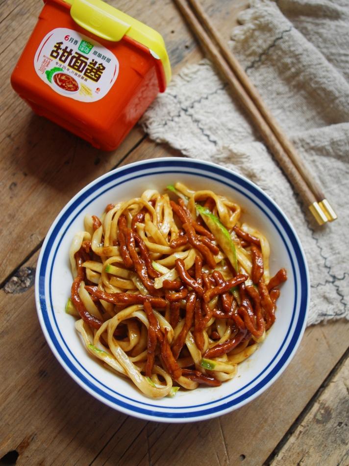 京酱肉丝拌面的做法