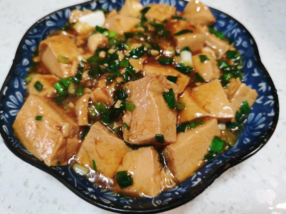 不放肉也超下饭的葱焖豆腐