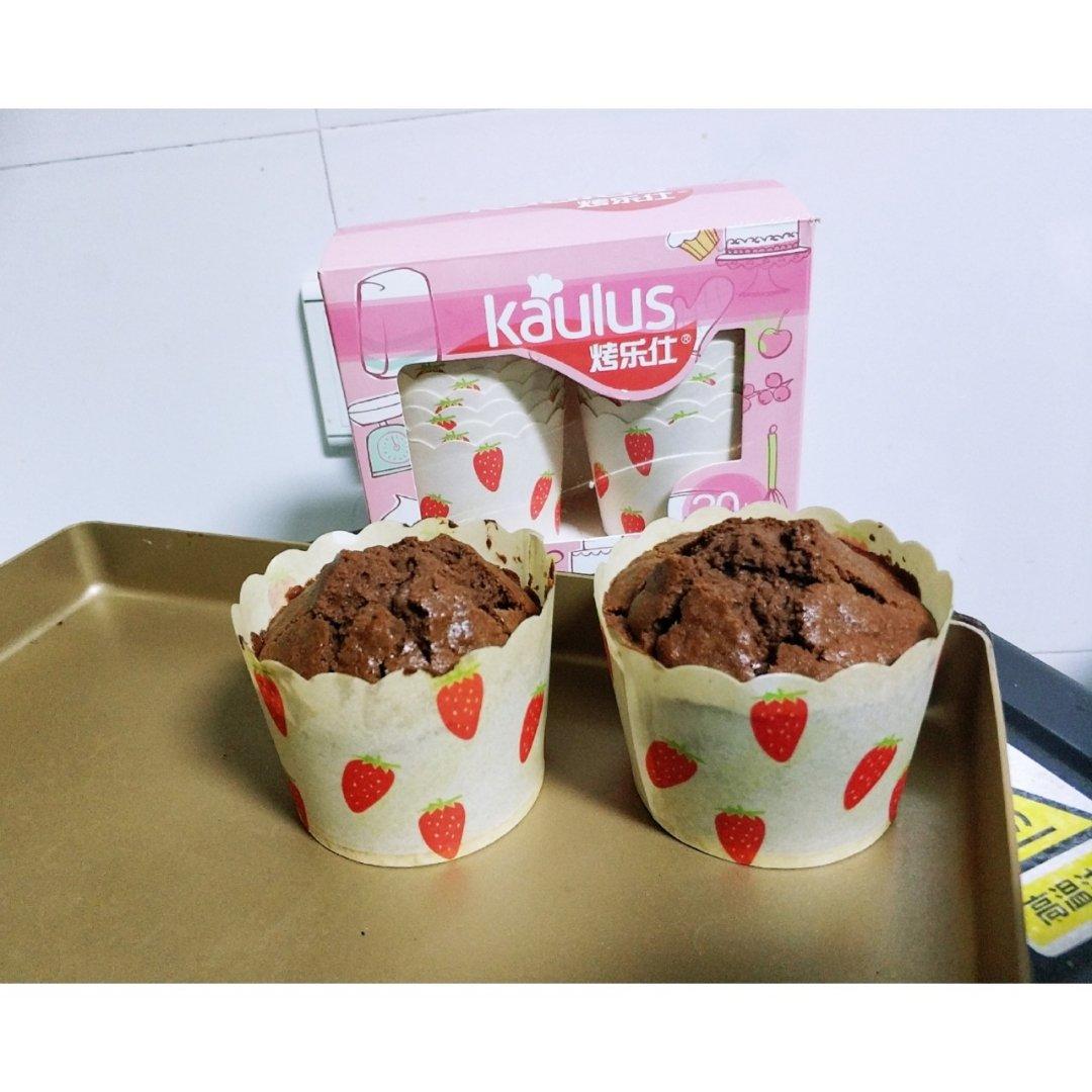 超润巧克力纸杯蛋糕（非常适合裱花、盖糖皮的cupcake方子）