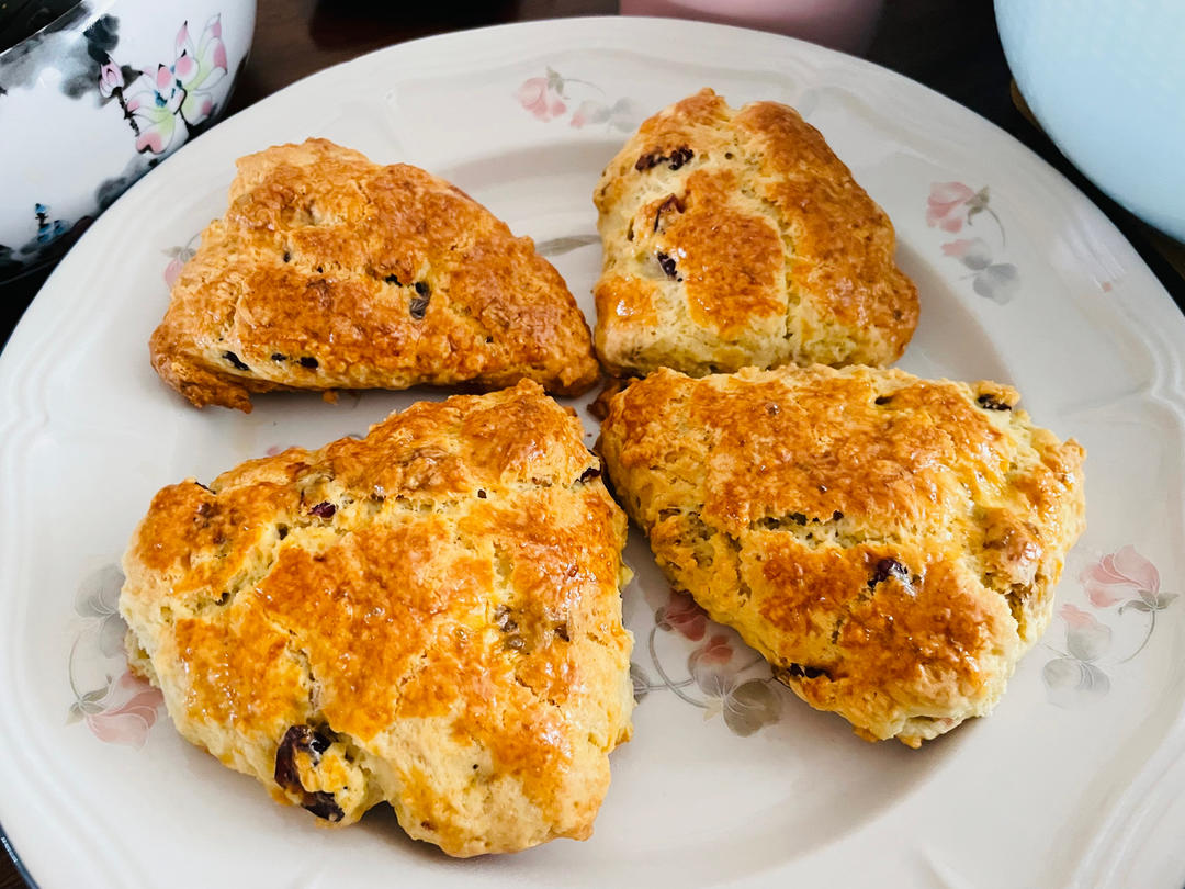 完胜星巴克超美味的酥脆原味【蔓越莓司康】