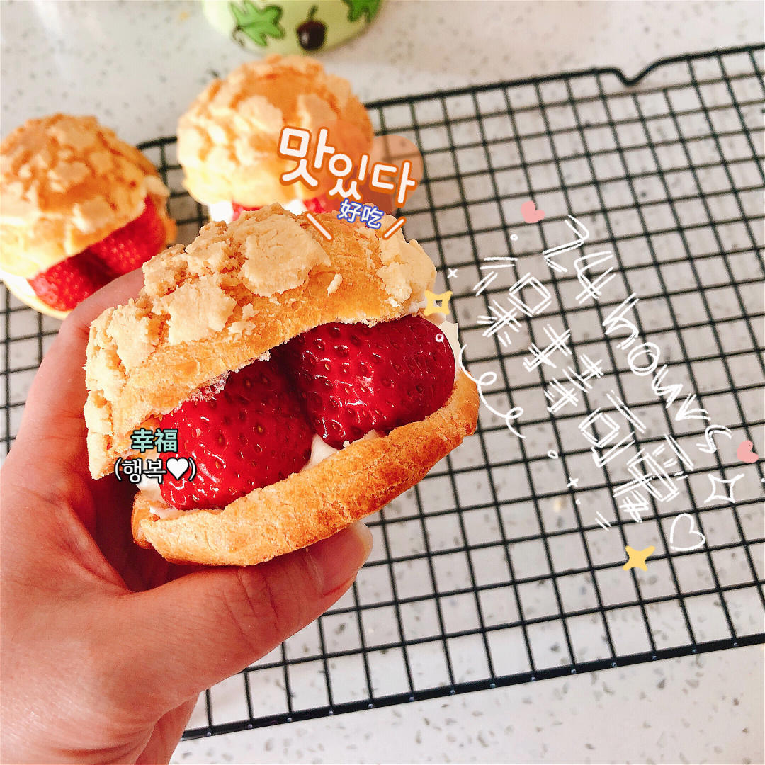 冬天的第一颗草莓🍓圣诞款🎄草莓大泡芙✨妥妥哒颜值美味 😋快来艾特你的大猪蹄子吧🙈
