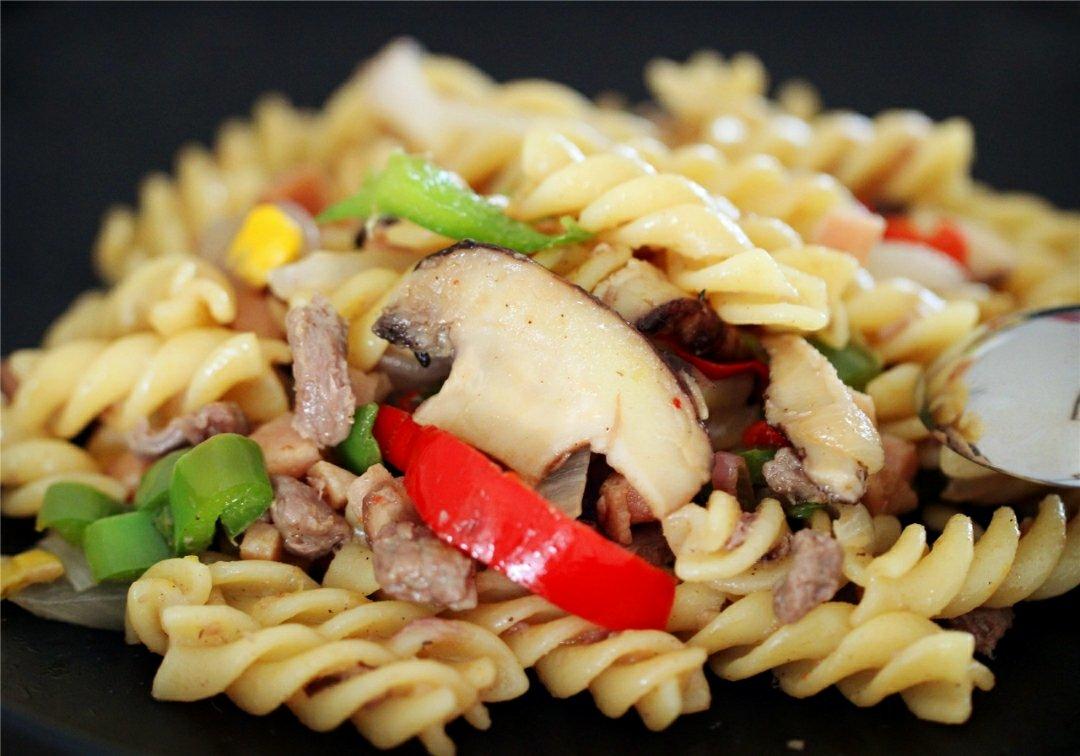 黑胡椒牛肉粒杏鲍菇炒意面
