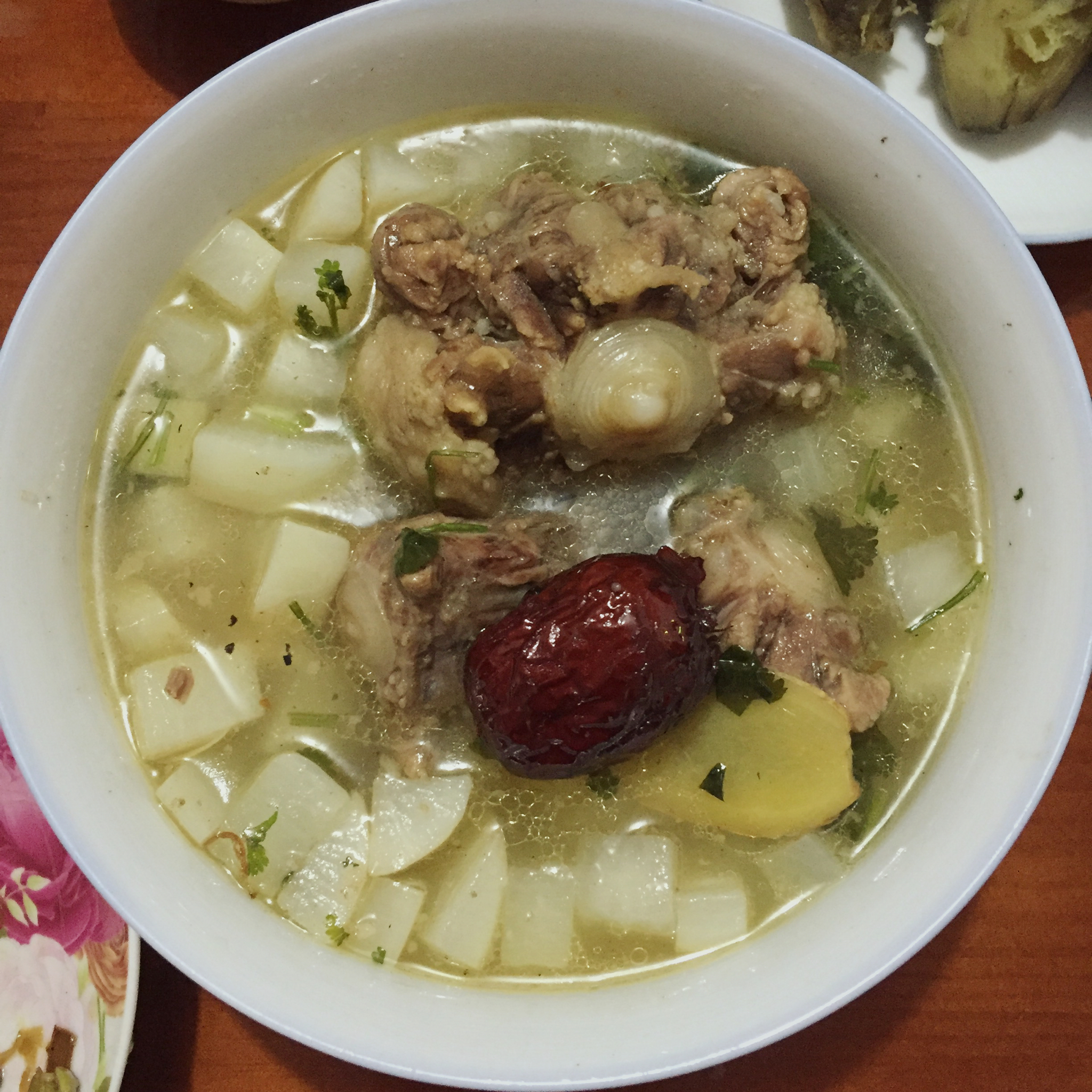 牛尾炖白萝卜汤