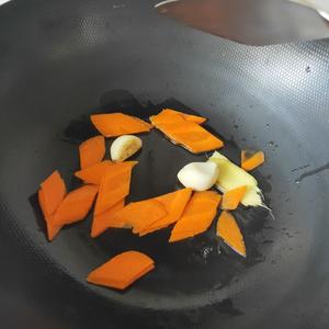 适合孩子吃的补铁菜:木耳炒菠菜的做法 步骤6