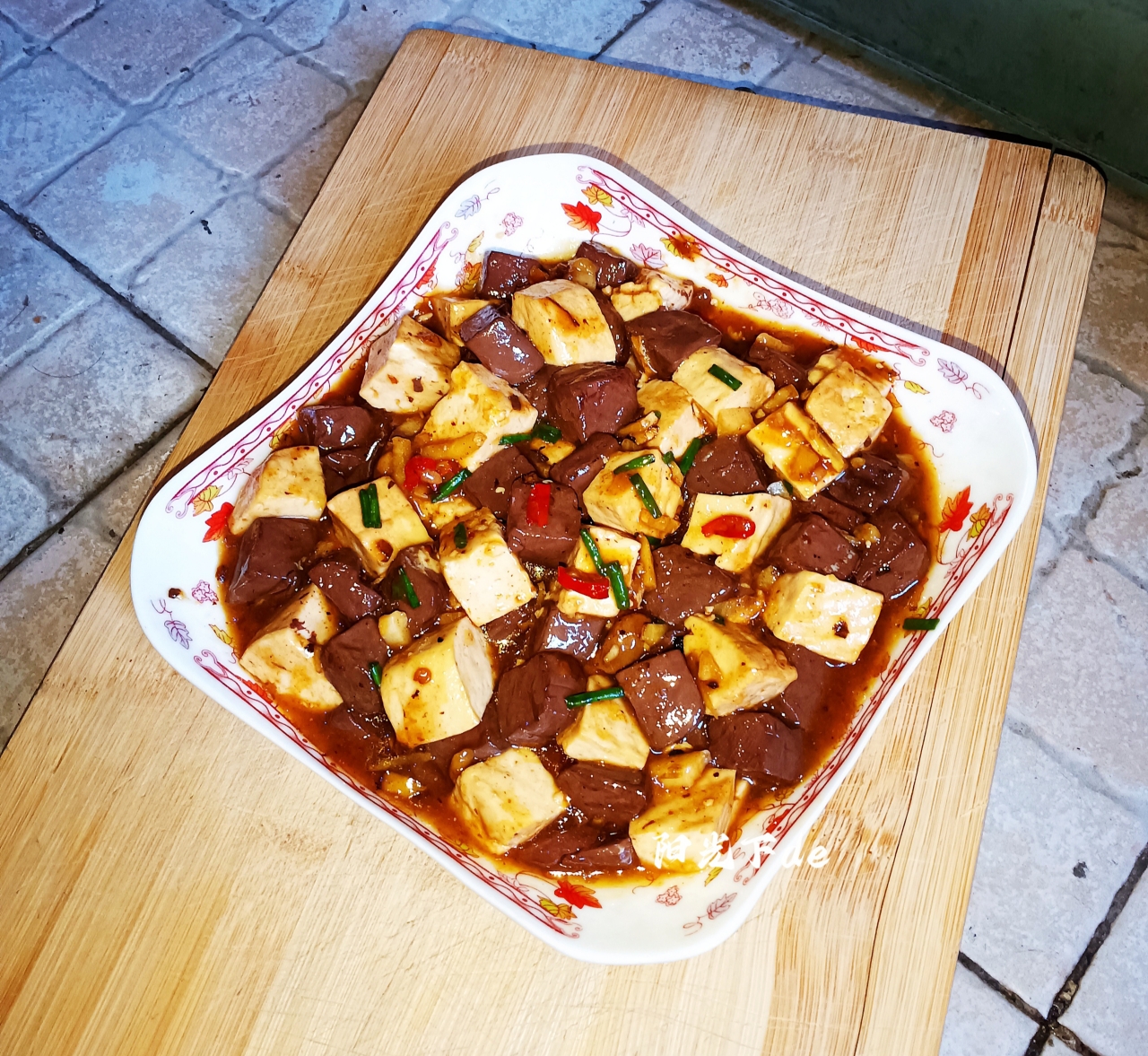 猪血烧豆腐～一道非常简单的家常菜的做法