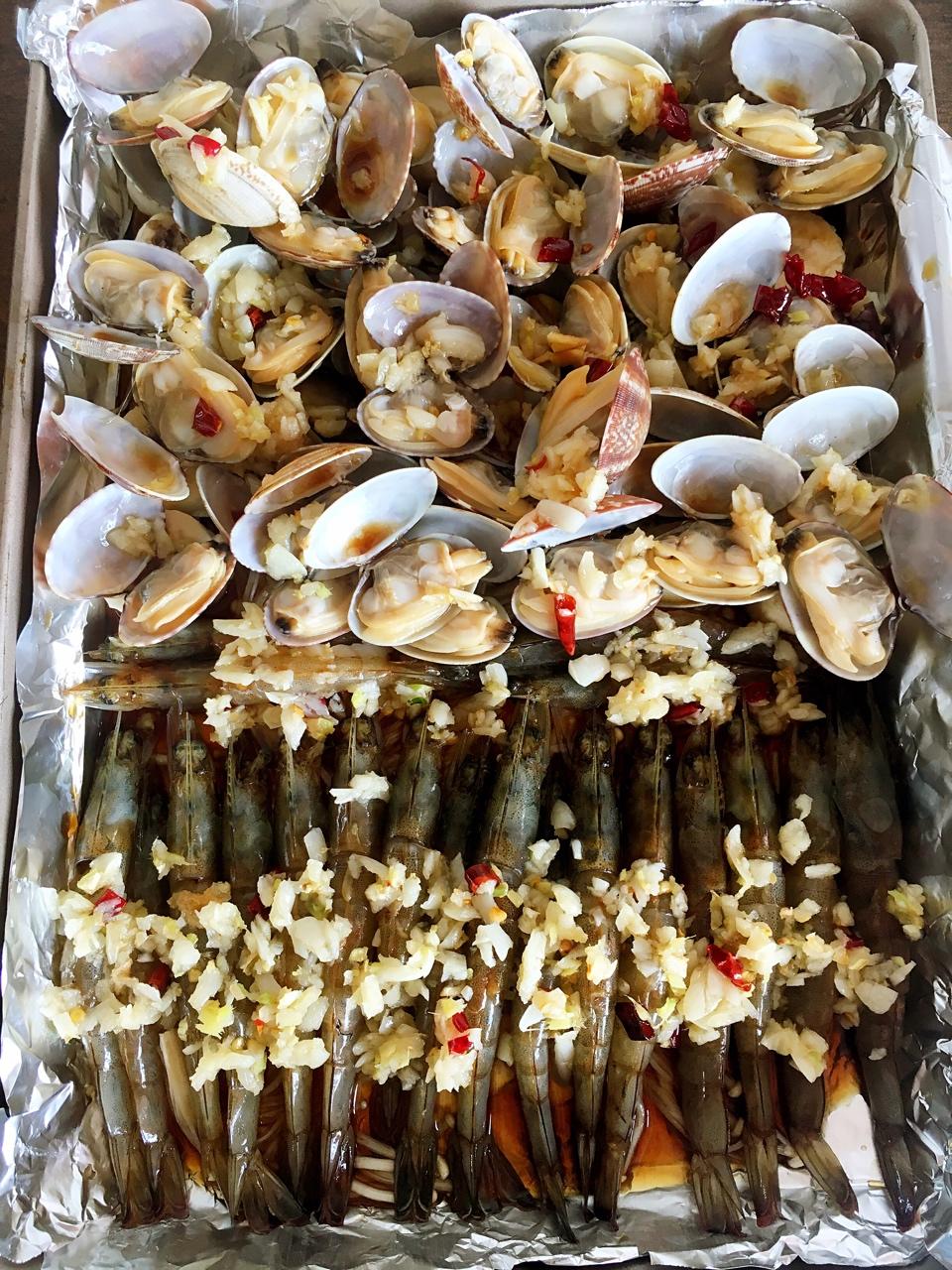 蒜蓉金针菇烤花蛤虾