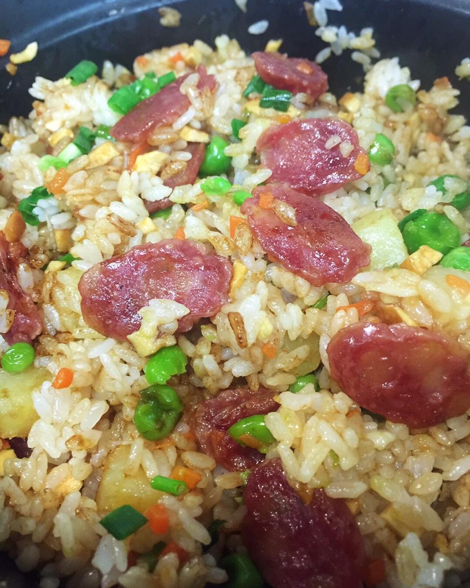 一碗不够吃的猪油腊味煲仔饭