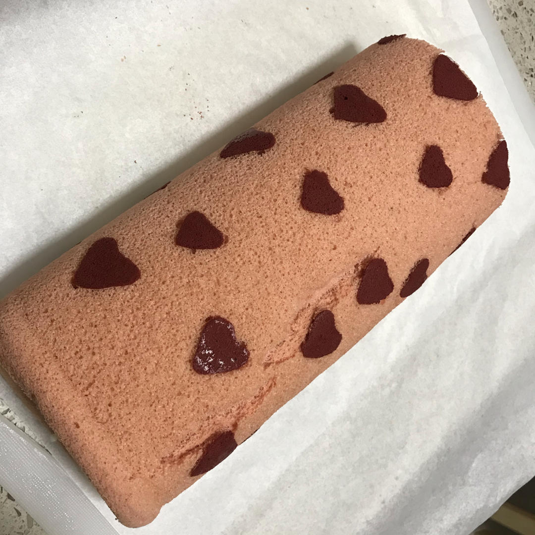 超粉嫩的爱心草莓蛋糕卷