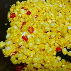 小米椒玉米粒的做法 步骤2