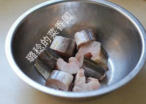 蒜子烧鳗鱼的做法 步骤4
